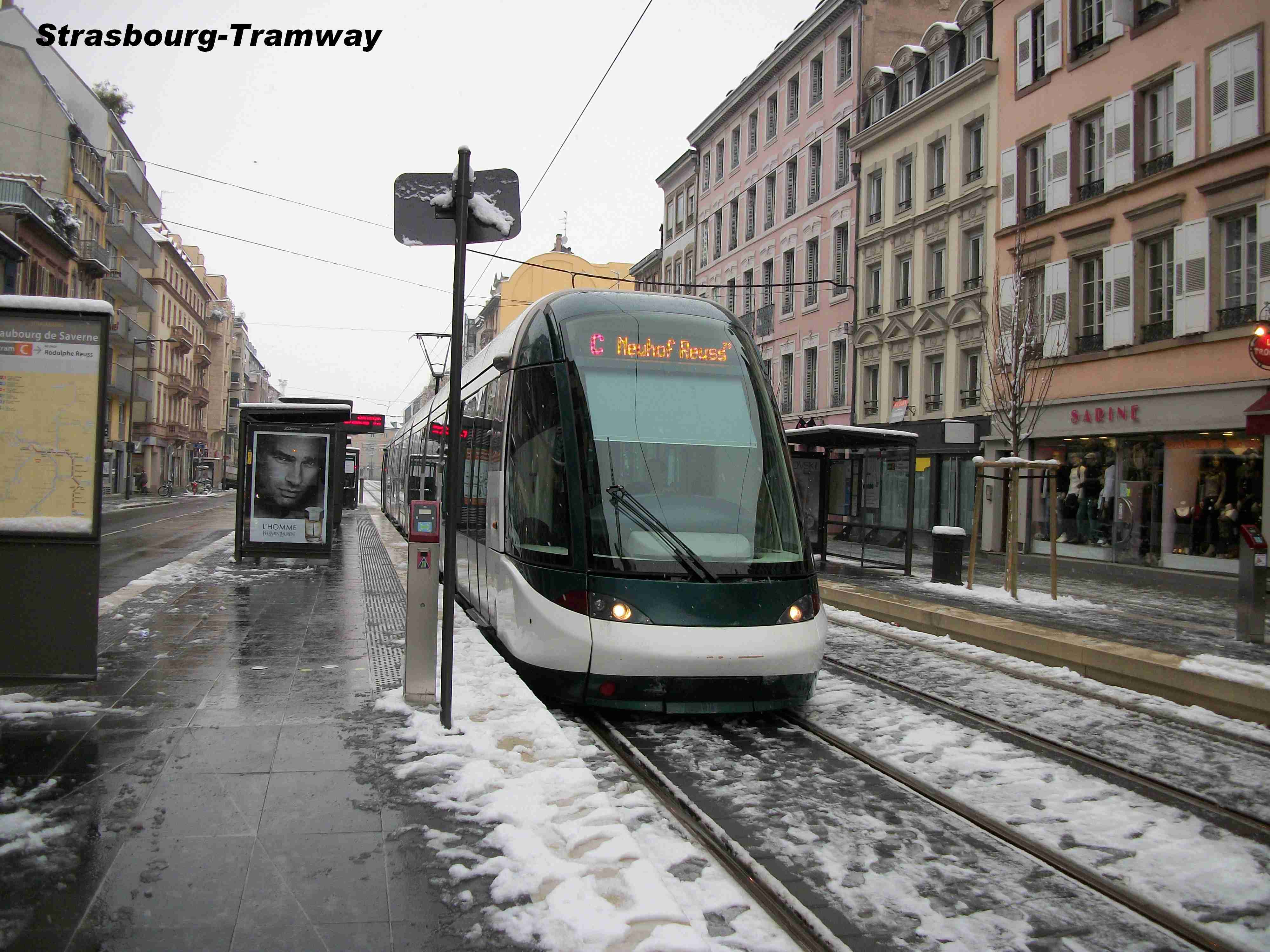 Un Citadis de la ligne C � l'arr�t en station.